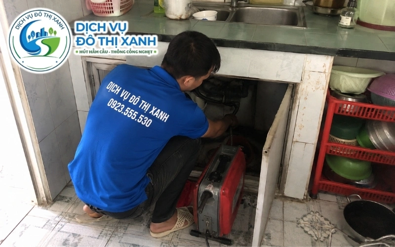 Đội thợ Đô Thị Xanh làm sạch hố ga và tuyến cống theo thứ tự tại nhà vùng xa Dầu Tiếng