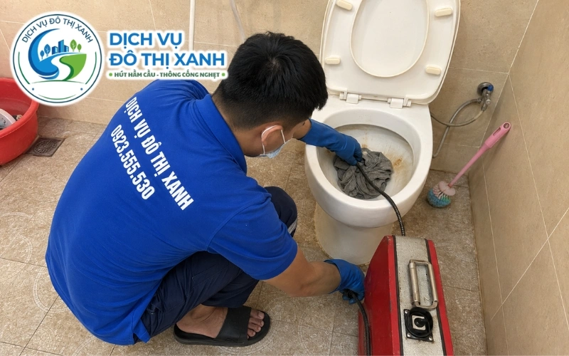Kỹ thuật viên Đô Thị Xanh xả thử nghiệm thu sau khi thông bồn cầu tại Hồng Ngự