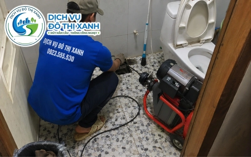Đội thợ Đô Thị Xanh thực hiện quy trình khảo sát, thông và nghiệm thu cống tại Gò Công