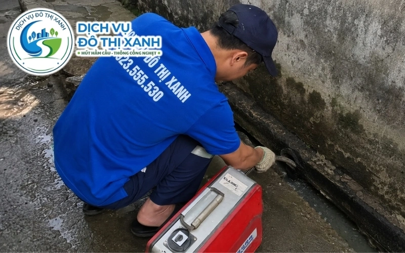 Kỹ thuật viên Đô Thị Xanh thực hiện quy trình thông cống nghẹt tại Kiến Tường