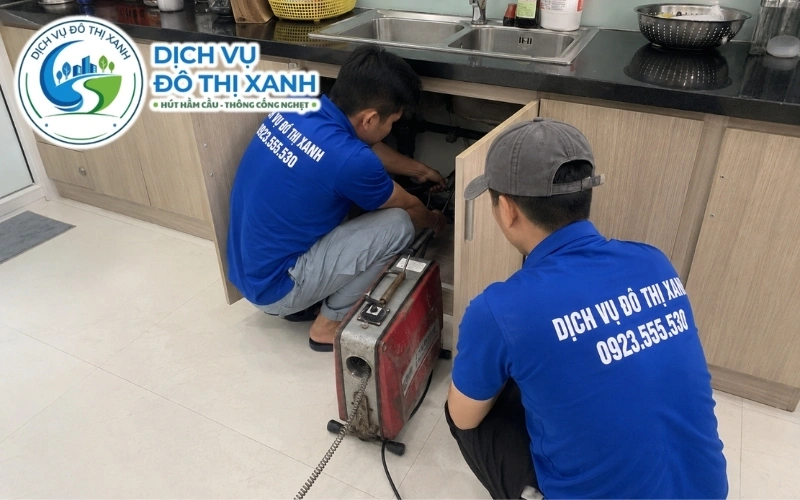 Thông cống nghẹt Mỹ Tú: Đô Thị Xanh soi ống, không bể 24/7 6 Đội thợ Đô Thị Xanh thực hiện quy trình soi và thông cống nghẹt tại Mỹ Tú