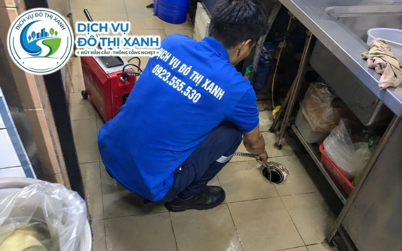 Kỹ thuật viên thực hiện quy trình khảo sát và thông cống nghẹt tại Tam Nông