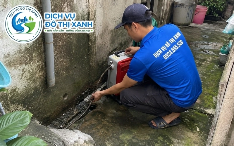 Kỹ thuật viên Đô Thị Xanh thực hiện quy trình thông cống nghẹt tại Thủ Thừa
