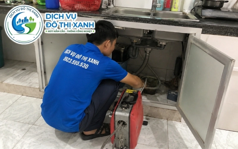 Nhân viên Đô Thị Xanh thực hiện bốn bước thông cống và soi camera nghiệm thu tại Tiểu Cần