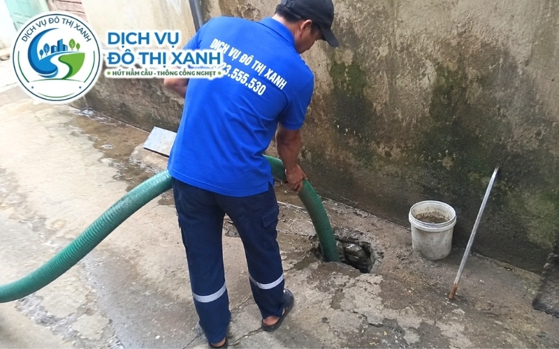 Kỹ thuật viên soi kiểm tra độ kín của hầm cầu sau khi hút tại Tân Thạnh