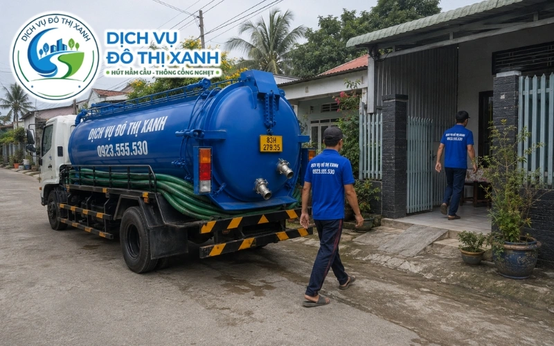 Nhân viên Đô Thị Xanh sục vòi áp lực đánh tan cặn cứng trước khi hút hầm cầu Long Phú