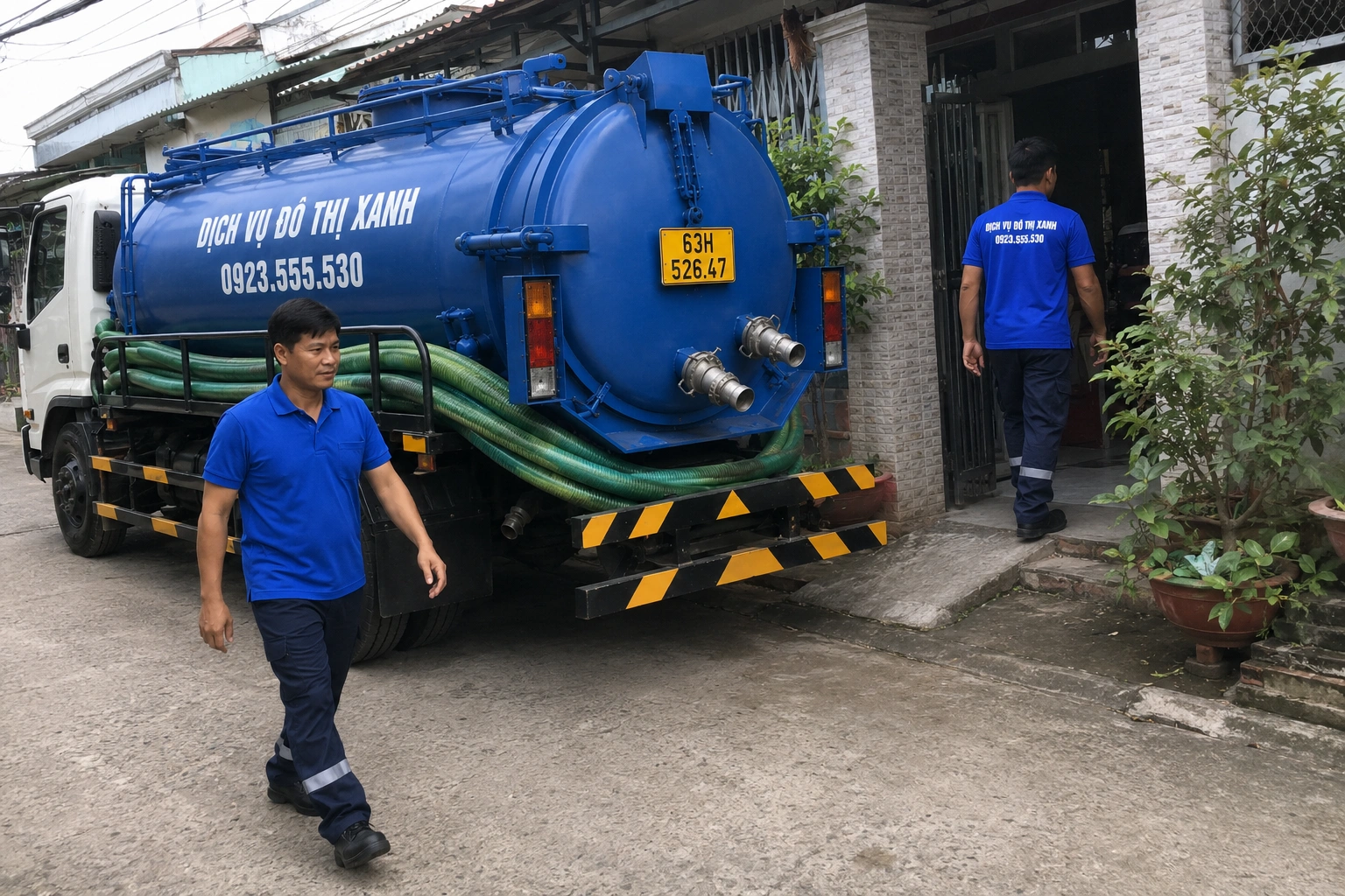 Kỹ thuật viên Đô Thị Xanh kiểm tra đường nước chuồng và hầm cầu hộ chăn nuôi Chợ Gạo