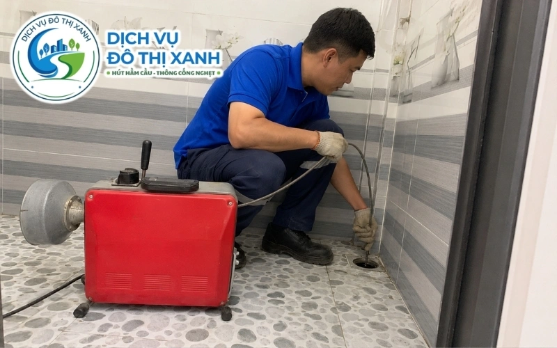 Kỹ thuật viên chọn thiết bị phù hợp để xử lý bùn, rễ tràm và dị vật tại U Minh Thượng
