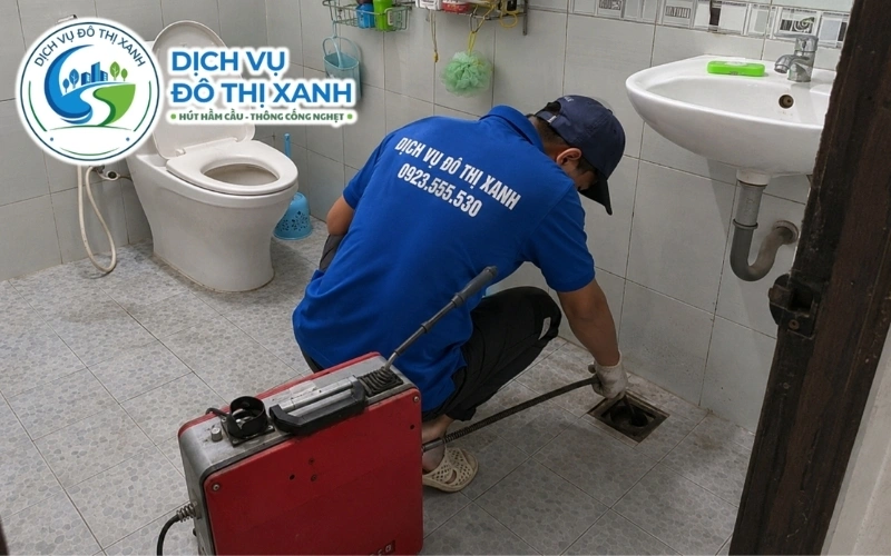 Đội thợ Đô Thị Xanh ra tận mé kênh xử lý miệng cống bị bùn và lục bình che kín