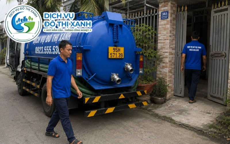 Nhân viên Đô Thị Xanh kiểm tra hầm cầu tại nhà dân vùng cửa ngõ Châu Thành A