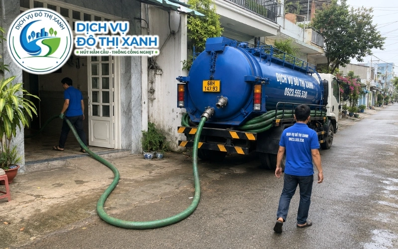 Hút hầm cầu Vĩnh Thuận, Đô Thị Xanh báo giá 1 lần duy nhất 2 Đội thợ Đô Thị Xanh có xe logo và đồng phục phục vụ hút hầm cầu tại vùng giáp ranh Vĩnh Thuận
