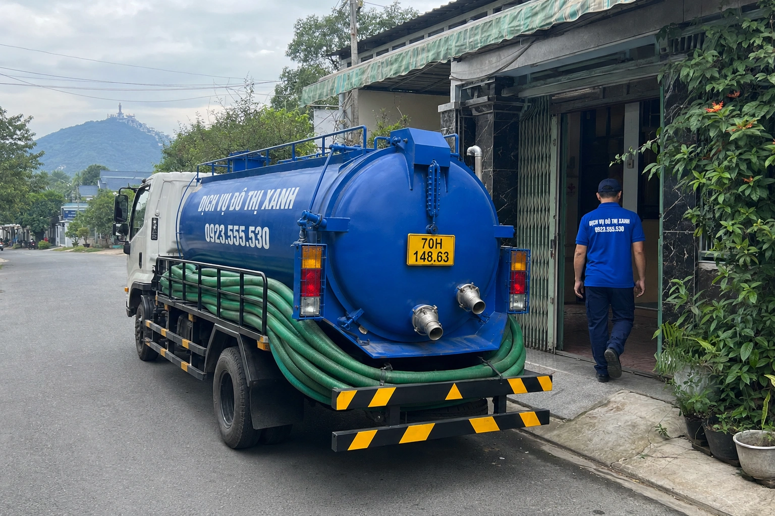 Đội Đô Thị Xanh có cơ sở và xe nhận diện rõ ràng phục vụ hút hầm cầu tại Trảng Bàng