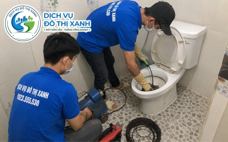 Thợ Đô Thị Xanh thông bồn cầu xổm giữa buổi đám giỗ tại khu Phước Vinh
