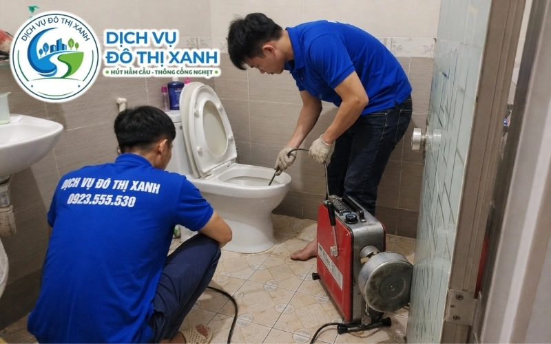Đội Đô Thị Xanh xử lý nhiều bồn cầu nghẹt trong dãy trọ công nhân tại Châu Thành