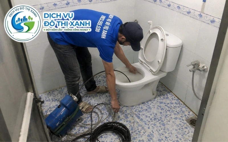Đội thợ Đô Thị Xanh thông bồn cầu cho nhà phố và tiệm quán ven QL80 tại Lấp Vò