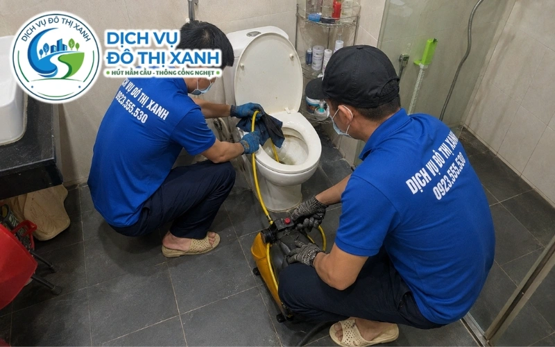 Kỹ thuật viên Đô Thị Xanh soi camera xử lý bồn cầu nghẹt tại nhà trọ Bình Minh