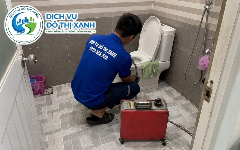 Kỹ thuật viên Đô Thị Xanh gắp khăn lau gây nghẹt bồn cầu phòng trọ gần khu lấn biển Rạch Giá