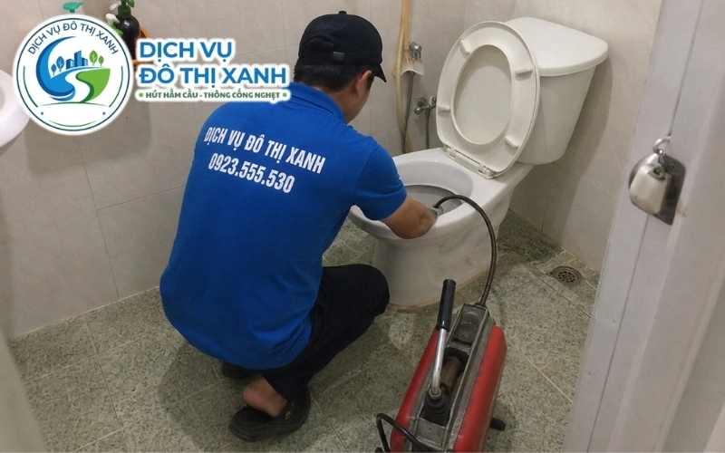 Kỹ thuật viên Đô Thị Xanh xử lý bồn cầu bị tắc tại nhà dân Lai Vung
