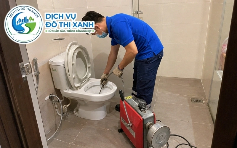 Thông bồn cầu Giồng Riềng, thợ Đô Thị Xanh tới lộ đal 24/7 6 Kỹ thuật viên gắp dị vật khỏi bồn cầu tại nhà vườn xã Hòa Hưng