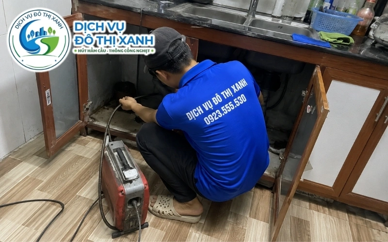 Xe và nhân viên Đô Thị Xanh thông cống ban đêm cho cửa hàng mặt tiền Châu Thành A
