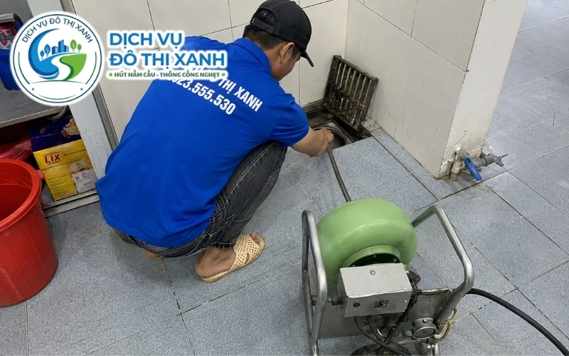 Đội thợ Đô Thị Xanh làm sạch tuyến cống bếp của tòa nhà tại Thủ Dầu Một