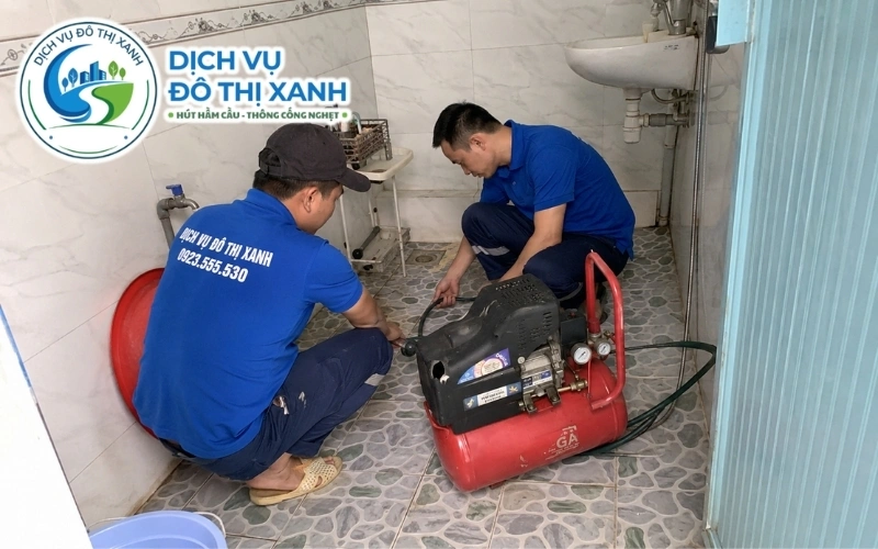 Thông cống nghẹt Tân An, Đô Thị Xanh chống ngập đô thị 24/7 10 Đội Đô Thị Xanh nạo hố ga và thông cống cho dãy nhà phố tại phường Long An