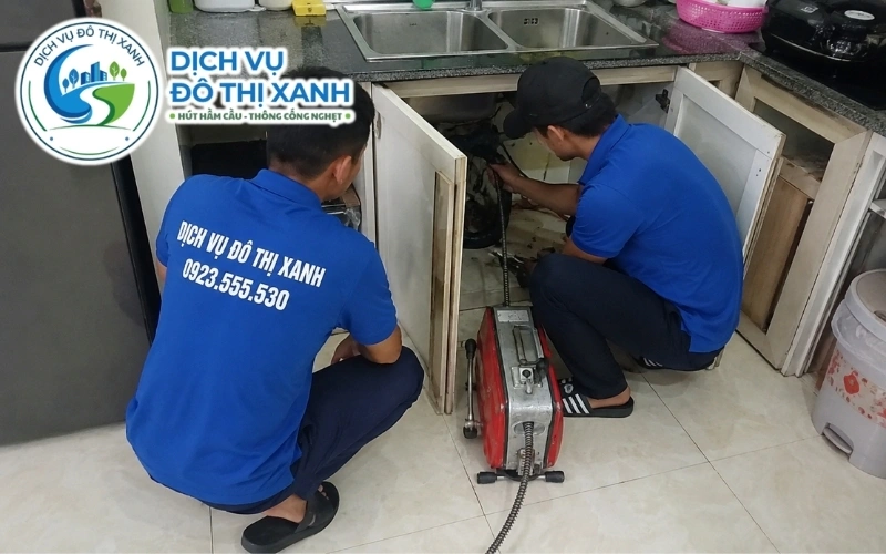 Đội Đô Thị Xanh thông cống cho dãy sạp hàng ướt tại chợ Kiến Tường