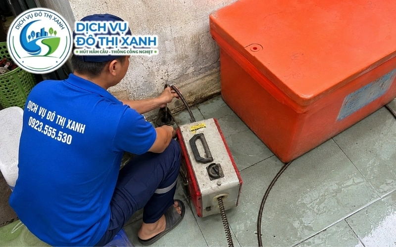 Đội thợ Đô Thị Xanh làm sạch tuyến cống chung cho dãy trọ công nhân tại Tân Uyên