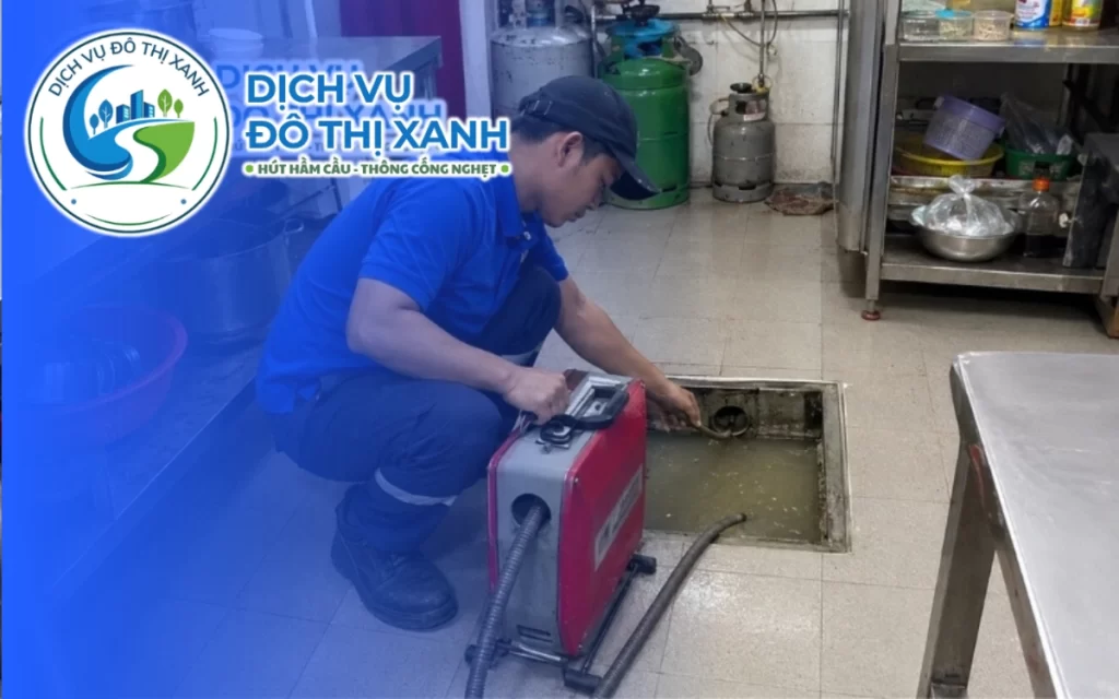 Thông cống nghẹt Bàu Bàng, Đô Thị Xanh soi kiểm tra đường ống trong một buổi