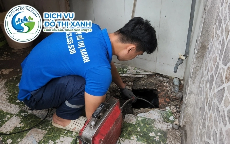 Đội thợ xử lý cống bồi cát tại nhà nền vượt lũ ở xã Vĩnh Châu