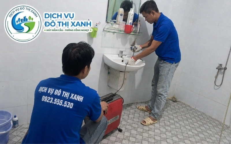 Đội Đô Thị Xanh cạo cặn phèn và hút bùn hố ga tại nhà ven kênh Chắc Băng Vĩnh Thuận