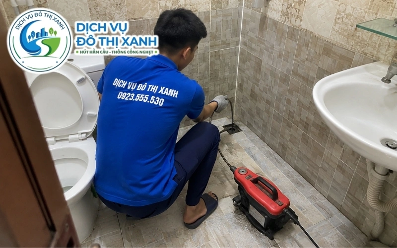 Kỹ thuật viên Đô Thị Xanh luồn dây xử lý đường cống cũ nhiều khúc cua tại Gò Công