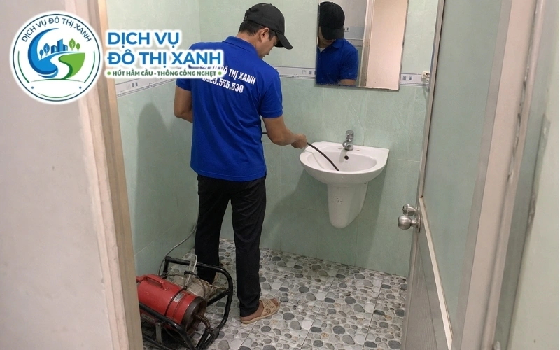 Đội thợ xả rửa cống đóng cặn phèn cho nhà ven quốc lộ 62 tại Tân Tây