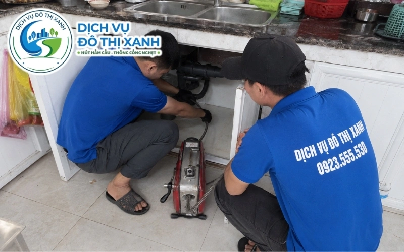 Nhân viên xử lý dầu cặn và lắp van một chiều cho xưởng tại xã Bình Đức Bến Lức