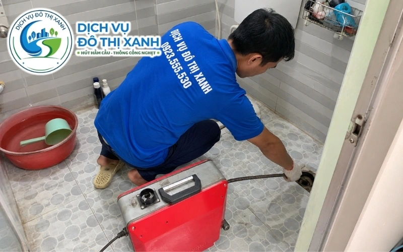 Nhân viên thu gom bùn phù sa và cặn nạo cống để chở đi xử lý tại Thủ Thừa