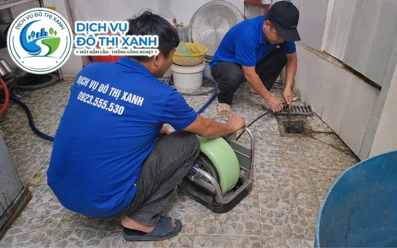 Nhân viên Đô Thị Xanh thu gom bùn dầu và rác từ cống để vận chuyển xử lý tại Châu Thành