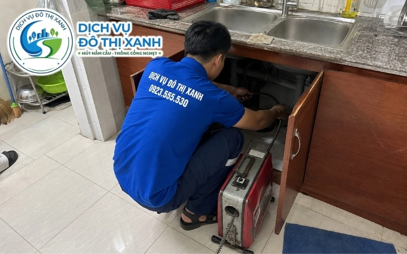 Nhân viên Đô Thị Xanh thu gom cặn từ hố ga và hố thấm để vận chuyển khỏi nhà vườn Phú Giáo