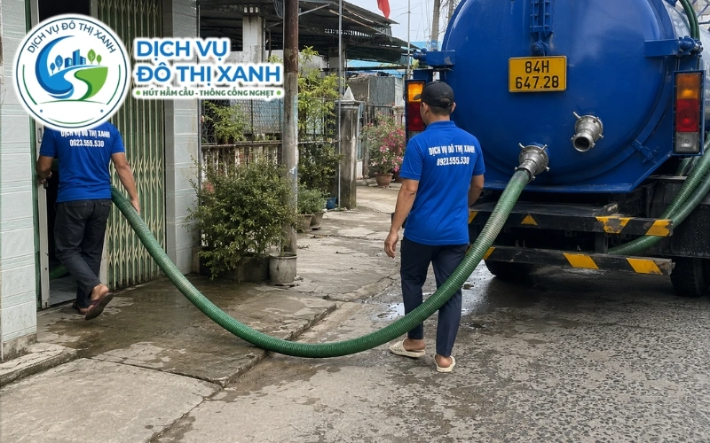 Kỹ thuật viên hướng dẫn tính chu kỳ hút hầm theo số người sử dụng tại Tiểu Cần