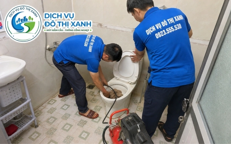 Thông bồn cầu Giồng Riềng, thợ Đô Thị Xanh tới lộ đal 24/7 5 Kỹ thuật viên hướng dẫn tránh dùng cây tre và cây sắt thọc bồn cầu tại Giồng Riềng