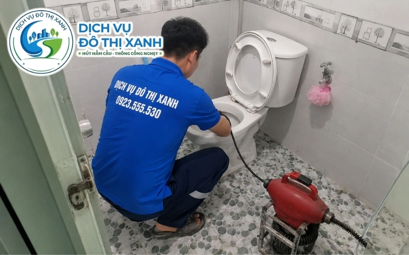 Chủ homestay trao đổi với kỹ thuật viên trước khi thông bồn cầu tại Tầm Vu