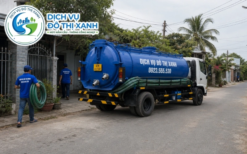 Kỹ thuật viên Đô Thị Xanh hướng dẫn tự kiểm hầm cầu ba bước tại Đức Huệ