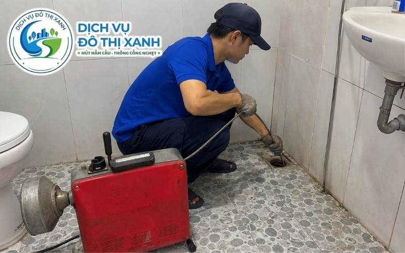 Hộ dân kiểm tra miệng xả và cống thoát trước khi gọi thợ tại Thới Bình