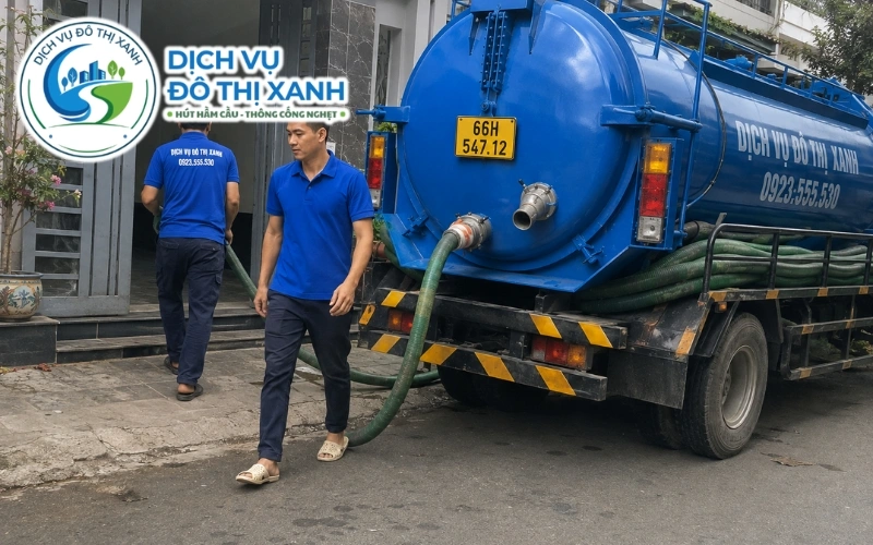 Hộ dân Tân Hồng tự kiểm tra dấu hiệu hầm cầu đầy trước khi gọi xe hút