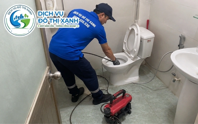 Người dân Long Hồ dùng pittong xử lý bồn cầu nghẹt nhẹ do giấy tích tụ