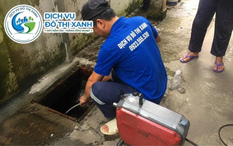 Hộ dân Vĩnh Châu kiểm tra và tự xử lý cống mới chớm nghẹt tại nhà