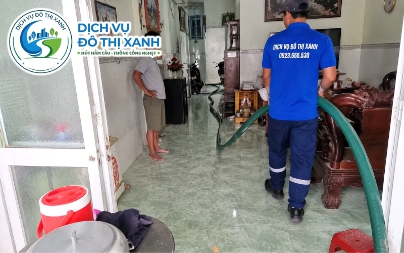 Xe bồn kín vận chuyển chất thải hầm cầu rời khu vực Đất Mũi