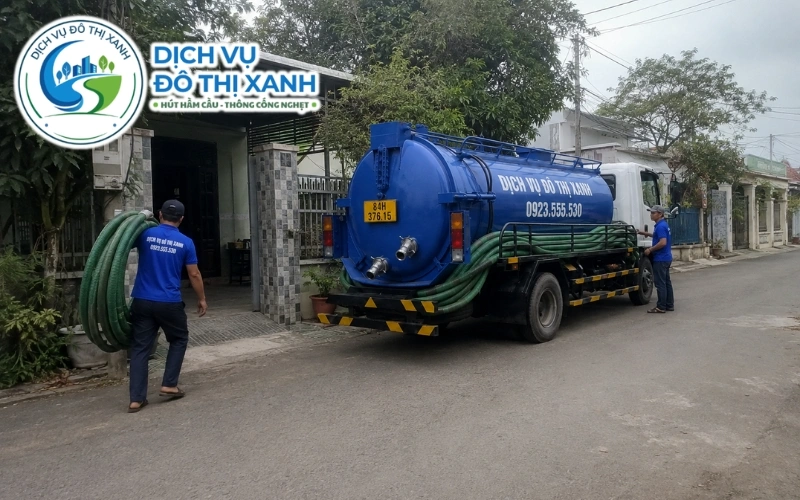 Xe bồn kín vận chuyển chất thải sau khi hút hầm cầu tại Càng Long