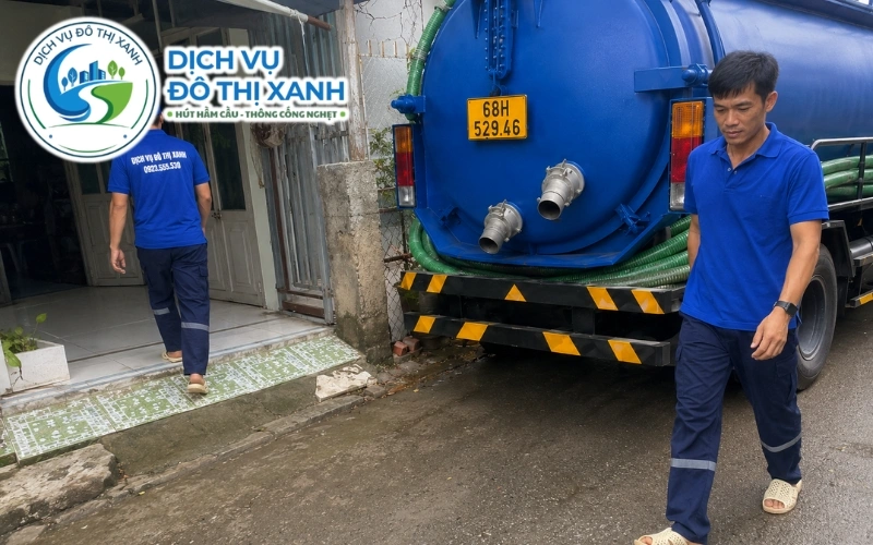 Xe bồn kín vận chuyển chất thải hầm cầu ra khỏi vùng đệm rừng tràm U Minh Thượng