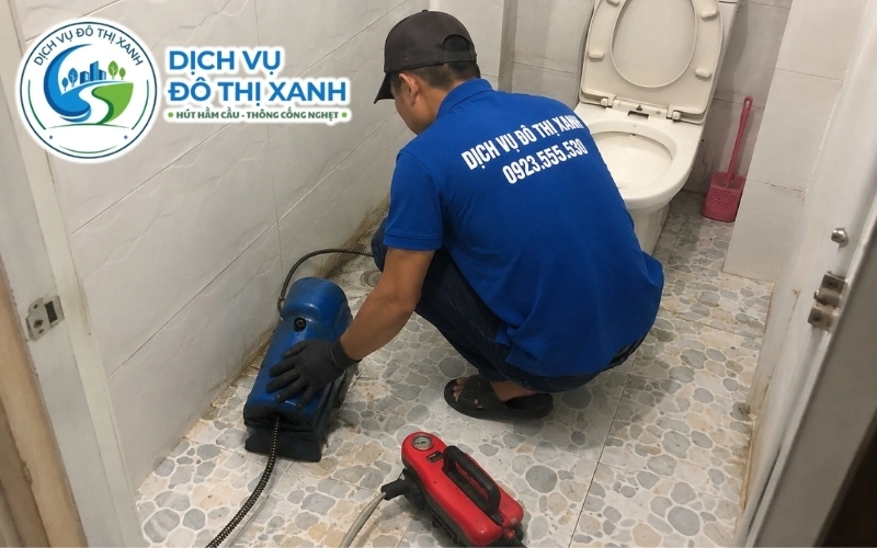 Kỹ thuật viên soi đường cống bị vảy cá và mỡ cá bám tại khu vực Hòn Đất