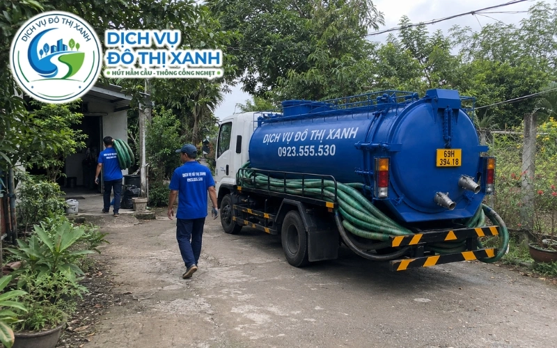 Xe bồn Đô Thị Xanh di chuyển trên tuyến xa đến Đất Mũi Ngọc Hiển